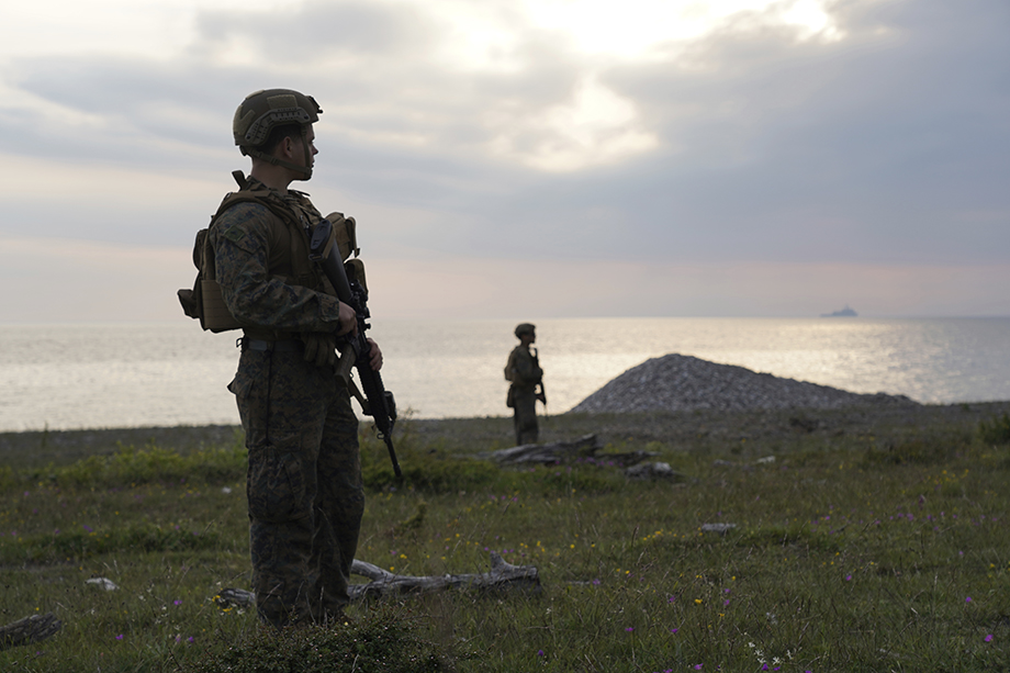7 июня 2022 года. Солдаты США на пляже Готланда после учений по высадке морского десанта.