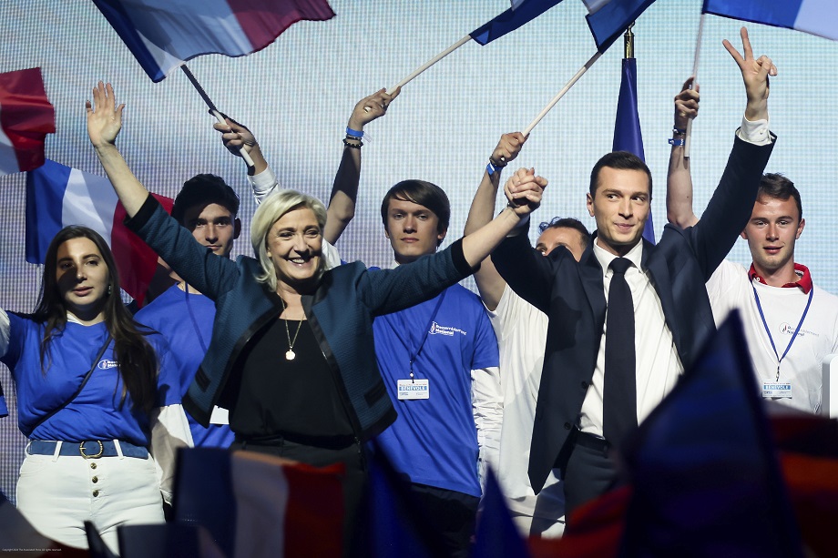 Лидер парламентской фракции партии «Национальное объединение» Марин Ле Пен (слева на переднем плане) и председатель партии Жордан Барделла (справа на переднем плане).