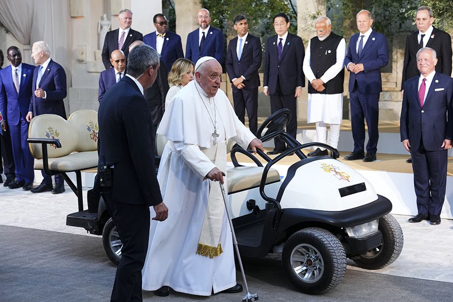 Папа римский Франциск впервые побывал на заседании стран «Большой семёрки».