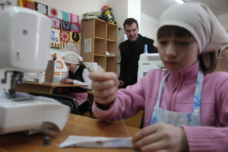 В советский период и в 1990-х годах расходники для уроков труда для девочек (продукты, ткани) покупали родители. Сейчас за любую просьбу дополнительно приобрести что-то для школы россияне вправе пожаловаться в прокуратуру.