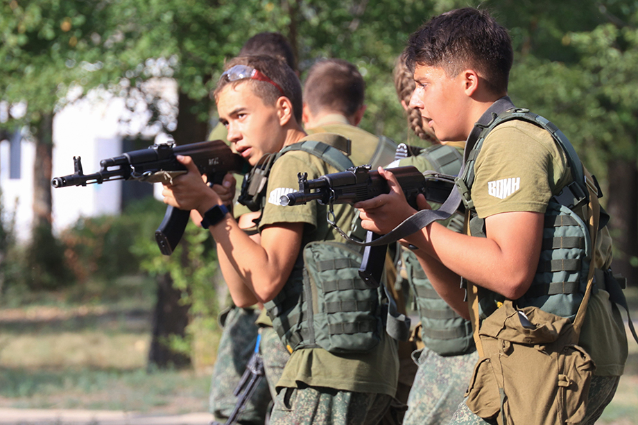 Участники финала военно-патриотической игры «Зарница 2.0» в рамках межрегиональной военно-спортивной смены образовательной программы «Время Героев».