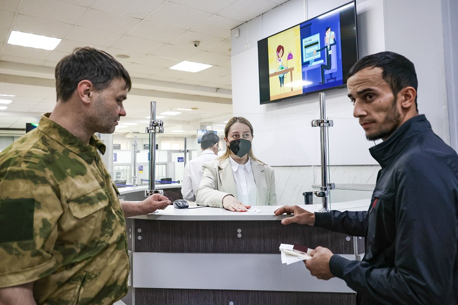 Бастрыкин предлагает ставить иностранных граждан на воинский учёт одновременно с выдачей им российского паспорта.