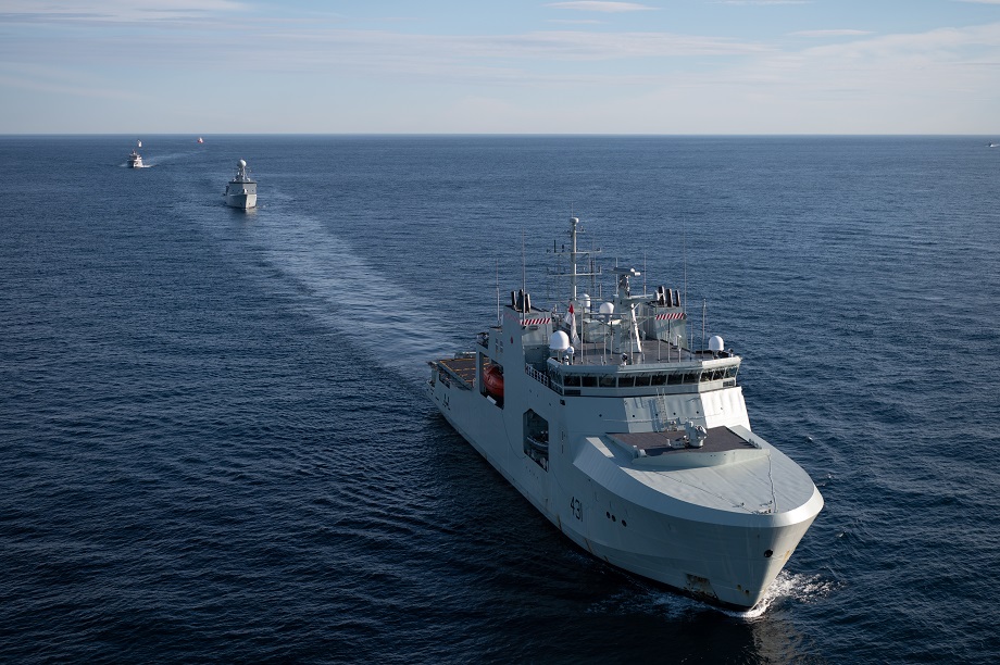 6 августа 2022 года. HMCS Margaret Brooke, принадлежащий Королевскому военно-морскому флоту Канады, возглавляет военно-морской конвой на тренировках в северной части Атлантического океана.