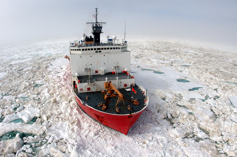 Американский ледокол USCGC Healy во время экспедиции в августе 2006 года.