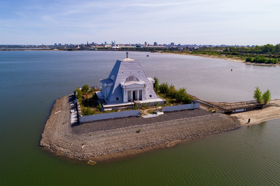 Вид на храм Спаса Нерукотворного на реке Казанке.