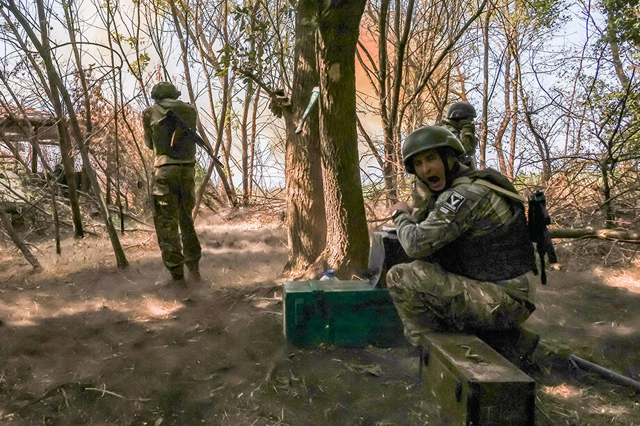 Cтрана продолжает жить обычной жизнью, пока военнослужащие исполняют свой долг.