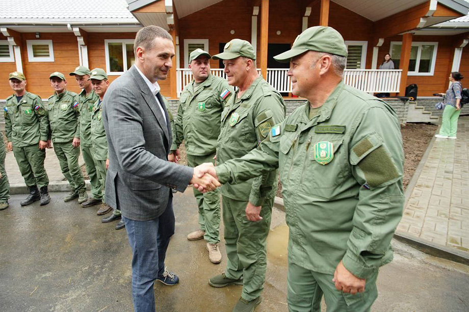 Дмитрий Демешин много ездит по региону и выстраивает контакт с людьми.