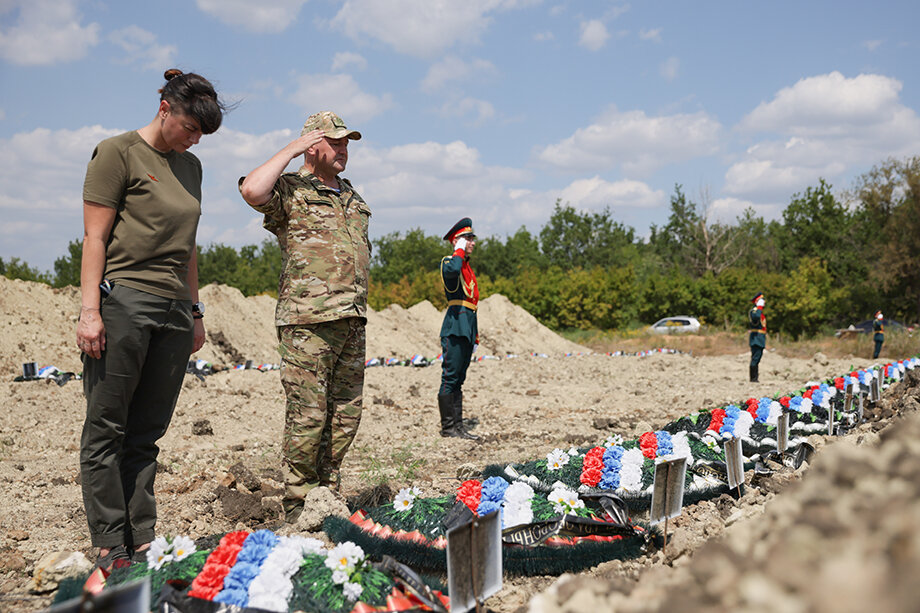 Церемония захоронения останков российских военнослужащих, погибших в ходе проведения СВО на территории Донбасса, около мемориального комплекса «Незаживающая рана Донбасса».