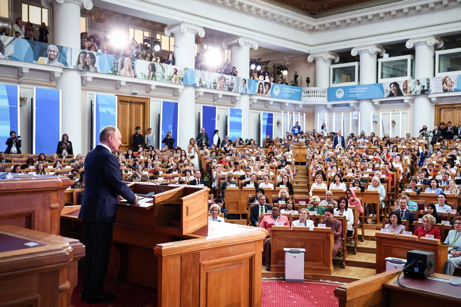 Президент России Владимир Путин во время выступления на четвёртом Евразийском женском форуме в Таврическом дворце.