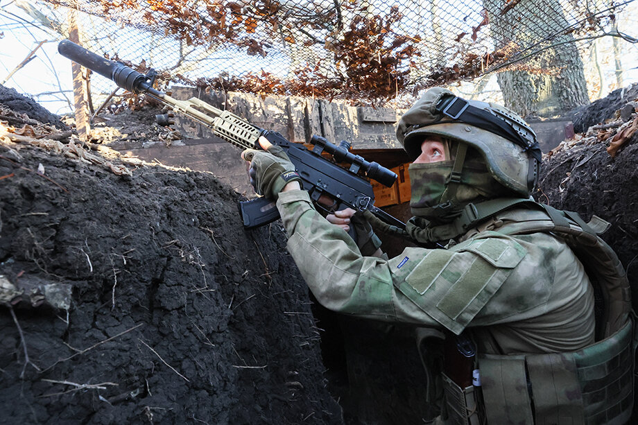 Военнослужащий полка «Оплот» во время боевой работы на Угледарском направлении.