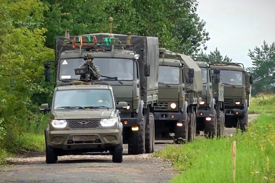 Военная колонна во время третьего этапа учений нестратегических ядерных сил ВКС РФ, направленных на поддержание готовности к применению нестратегического ядерного оружия к выполнению боевых задач.