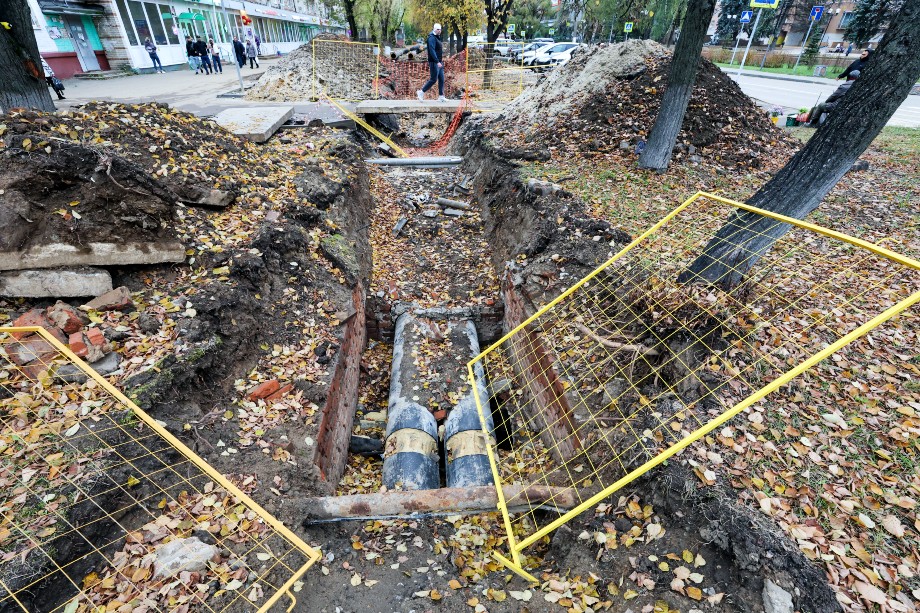 Замену труб теплотрассе в микрорайоне Климовск, который в прошлом году остался без тепла, начали только осенью.