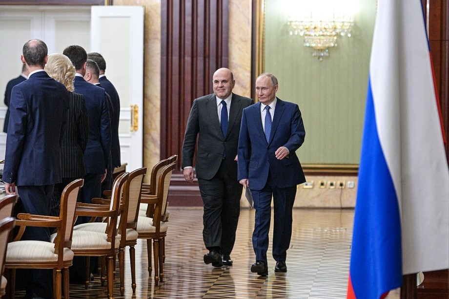 Президент Владимир Путин и премьер-министр Михаил Мишустин (справа налево) в Доме правительства перед началом совещания с членами правительства.