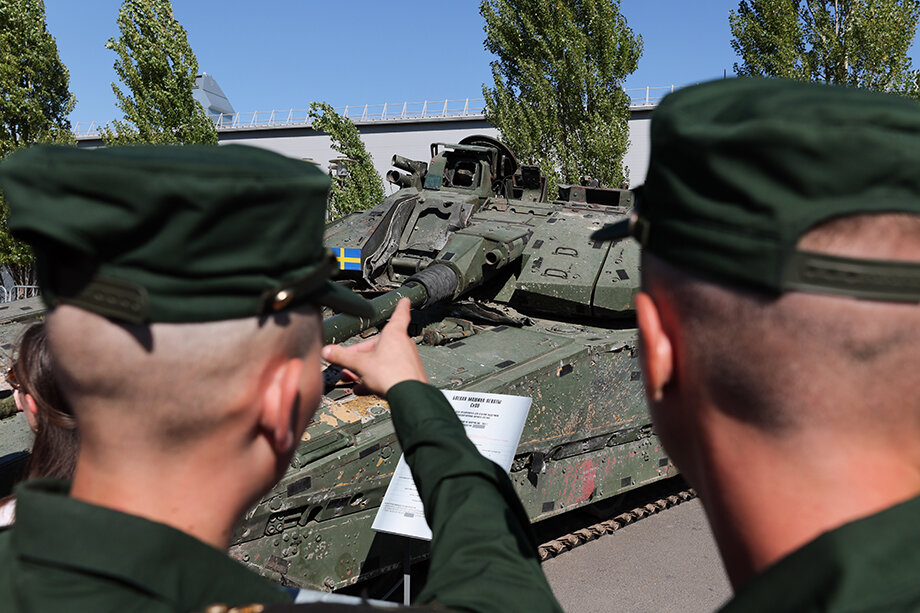 Шведская боевая машина пехоты CV90 подробно изучается российскими военными.