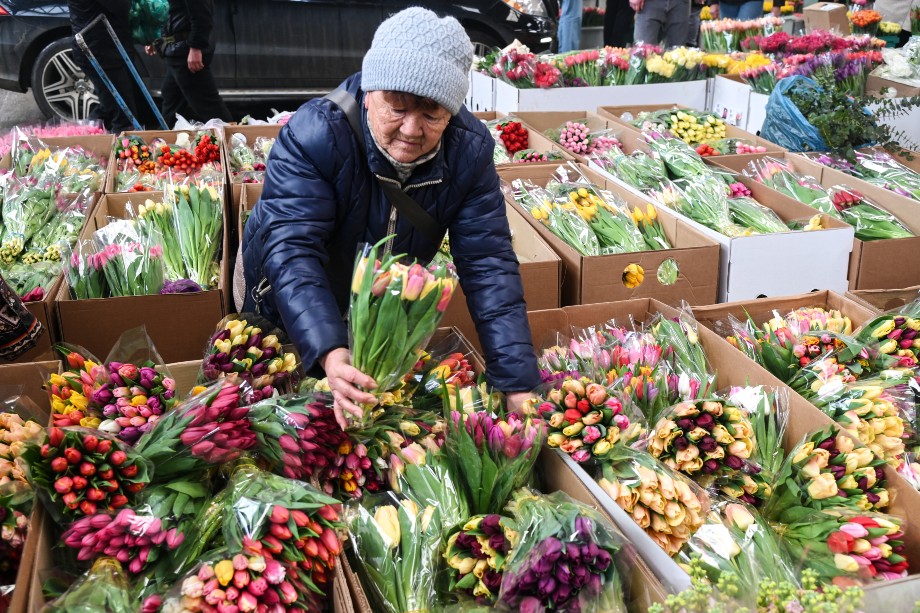 Продажа цветов в преддверии 8 Марта на оптовой ярмарке в Краснодаре.