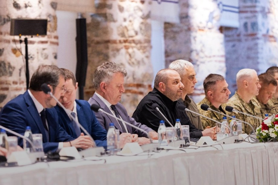 Украинская делегация во время переговоров в стамбульском дворце Долмабахче.