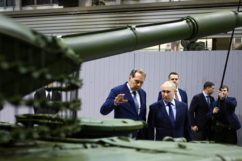 Владимир Путин во время посещения «Уралвагонзавода» с генеральным директором предприятия Александром Потаповым.