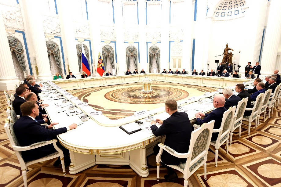 13 мая, буквально за пару дней до переговоров в Стамбуле, Роман Абрамович (шестой в левом ряду) принял участие в заседании попечительских советов Большого и Мариинского театров.