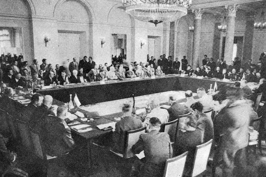 1955 год. Конференция во Дворце Совета министров в Варшаве, во время которой был подписан «Варшавский договор».