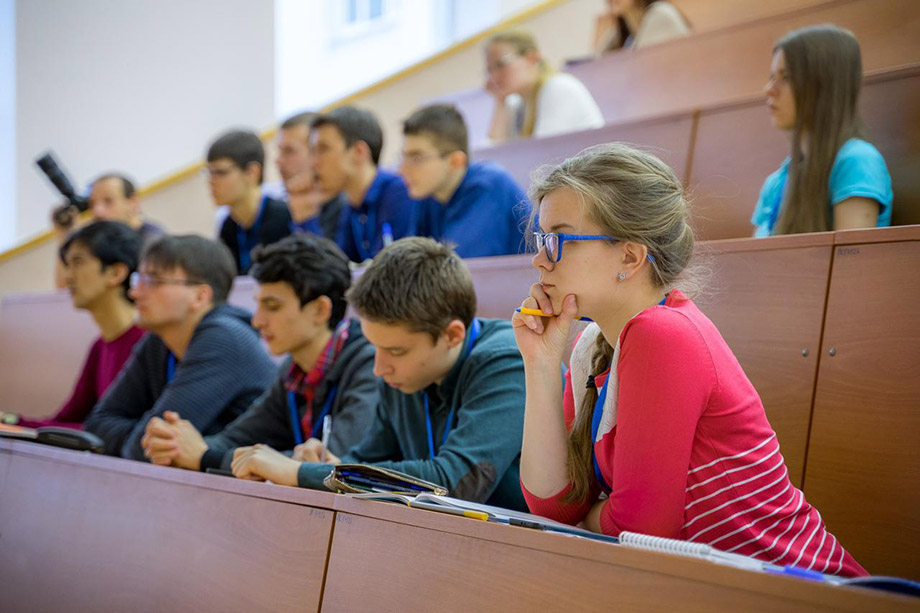 Неопределённость с платными местами привела к росту цен на обучение.