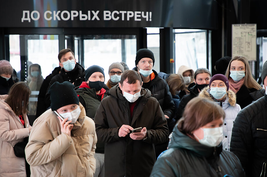После пандемии COVID-19 россияне мечтали вернуться к привычной жизни, но государственный аппарат предпочёл сохранить особый режим.
