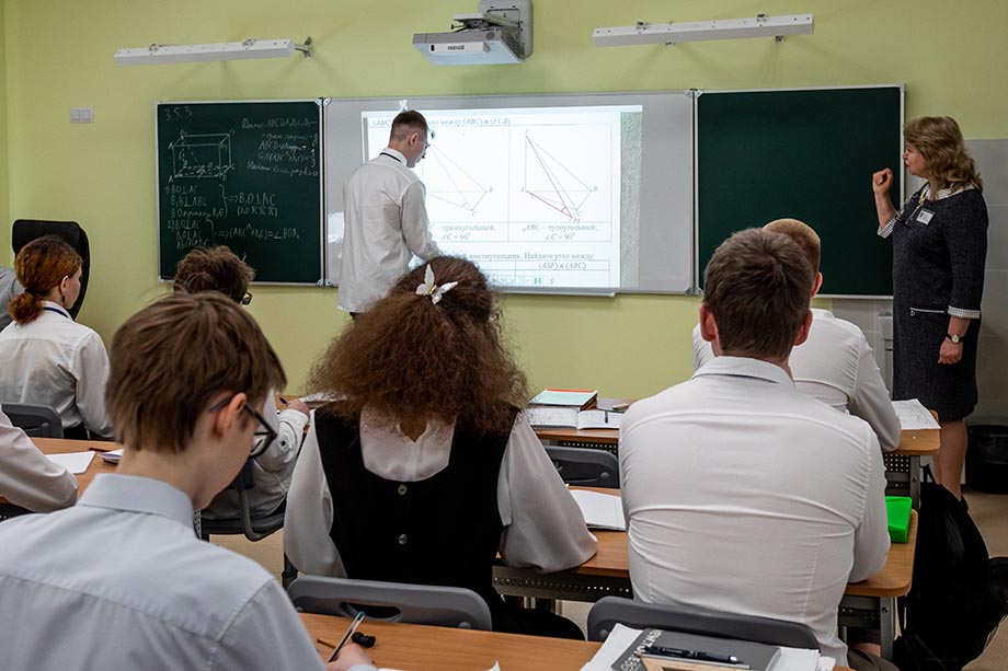 Преподаватели вынуждены работать сверх нормы из-за нехватки кадров.