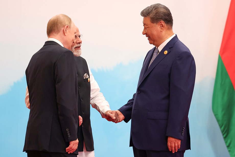 Владимир Путин с Премьер-министром Индии Нарендра Моди и Председателем КНР Си Цзиньпином перед началом заседания Совета глав государств – членов ШОС.