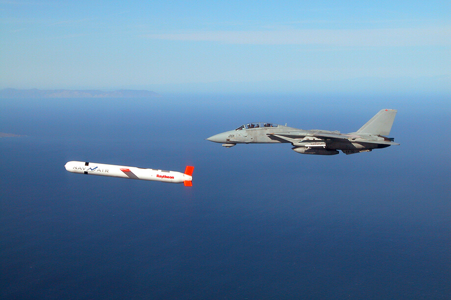 Крылатая ракета Tomahawk в сопровождении истребителя F-14D во время испытания.