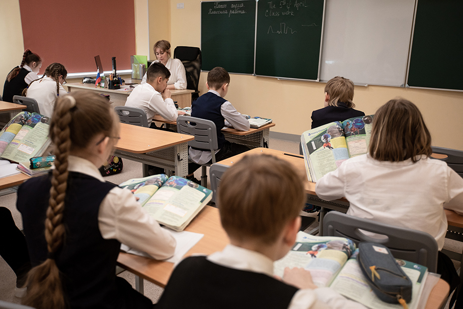 Учителя из нескольких регионов жалуются на сокращение надбавок и выплат при росте нагрузки.