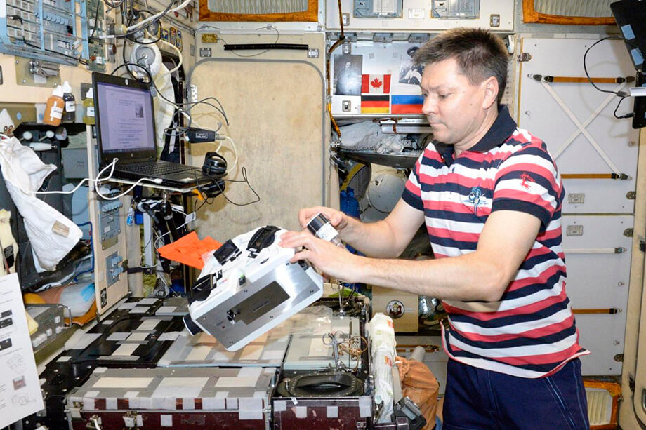 С помощью биопринтера и при участии космонавта «Роскосмоса» Олега Кононенко впервые в мире получили хрящевую ткань человека и щитовидную железу мыши.
