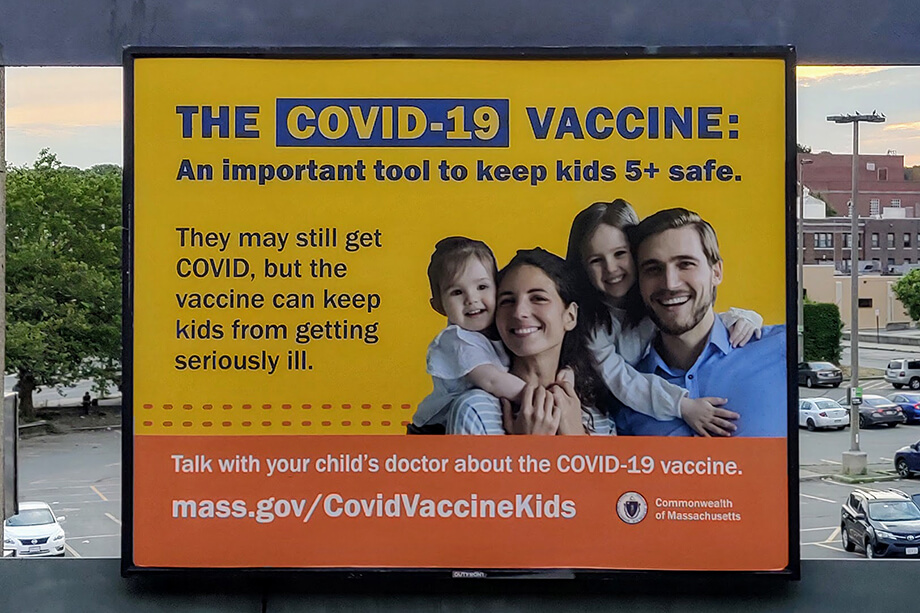 Плакат в Массачусетсе, рекламирующий вакцинацию от COVID-19 для детей в возрасте от 5 до 11 лет.