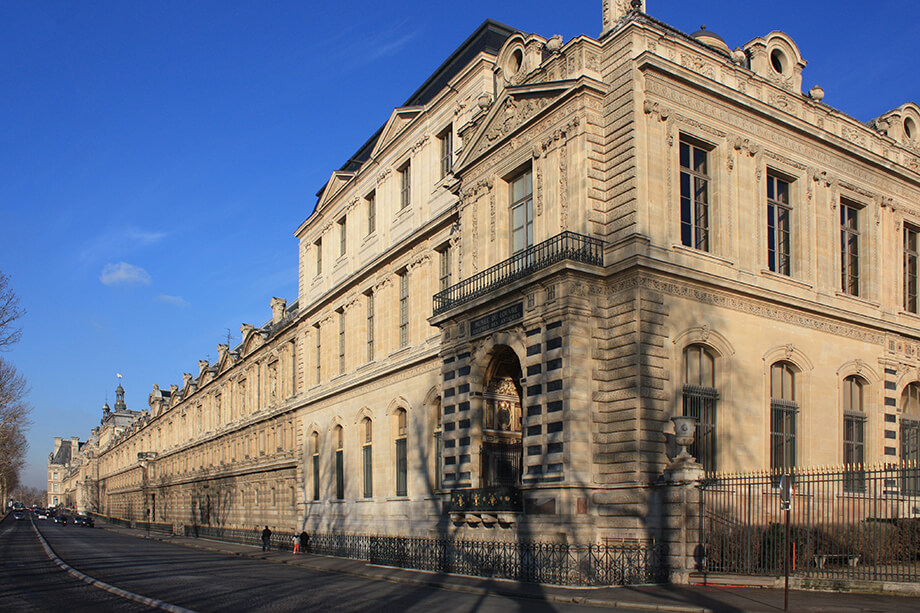 Южный фасад Большой восточной галереи с балконом Карла IX и окном, через которое воры проникли в галерею Аполлона.