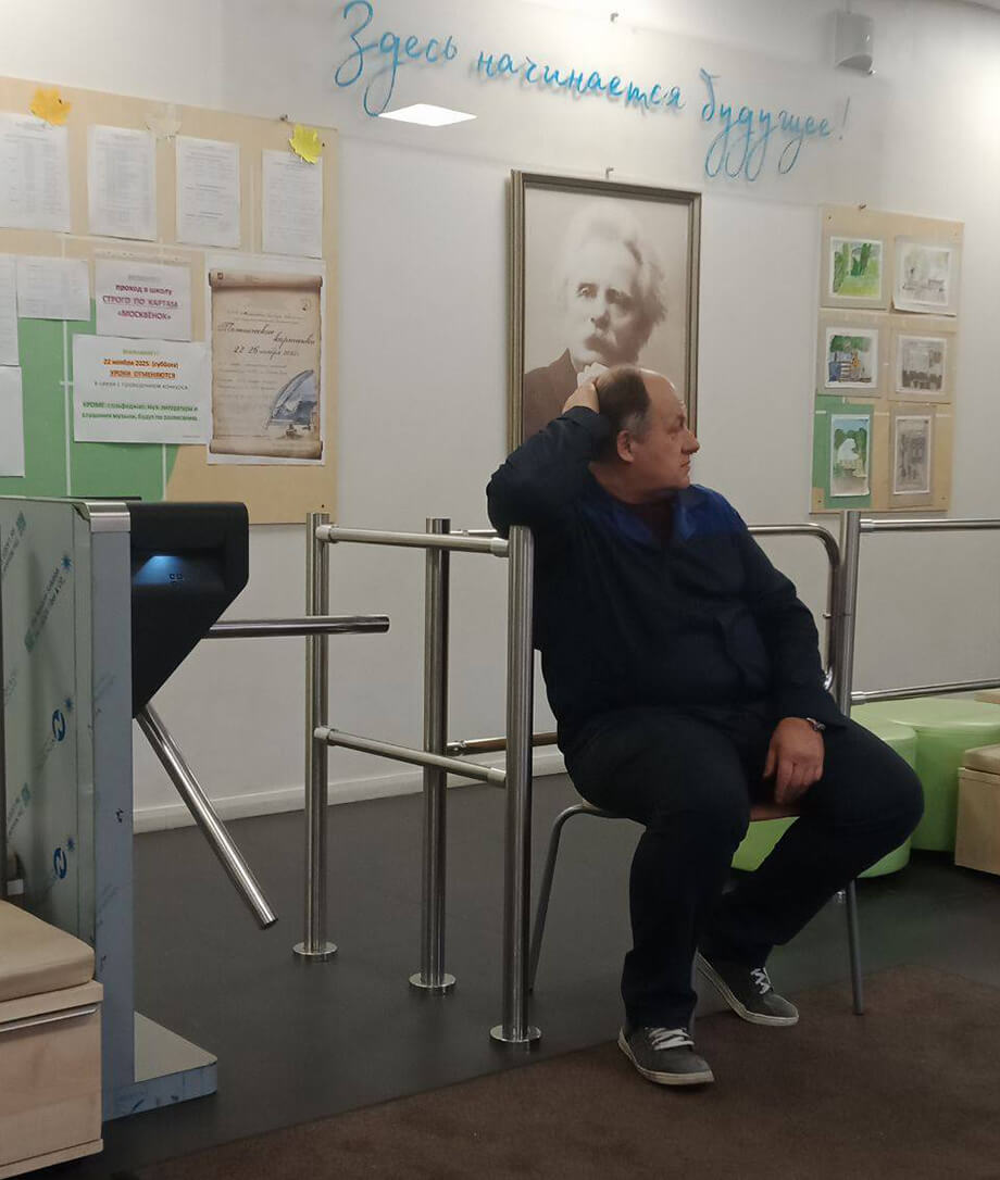 Охранник на входе в музыкальную школу им. Грига запрещает проходить детям в обход турникета.