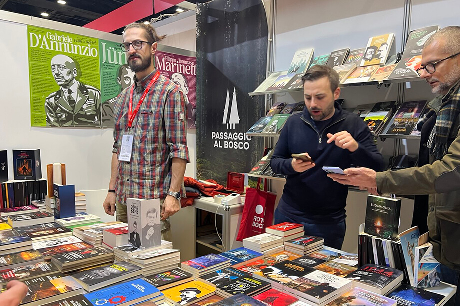 Ограждения стенда издательства, привлекшего внимание посетителей, оформили постерами с изображением Д’Аннунцио.