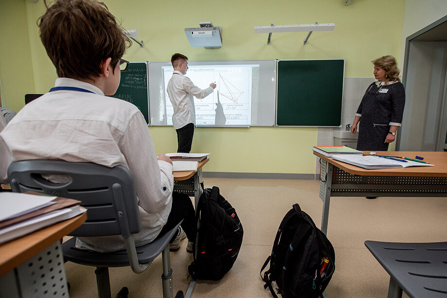 В 2025 году средняя зарплата учителей заметно снизилась.