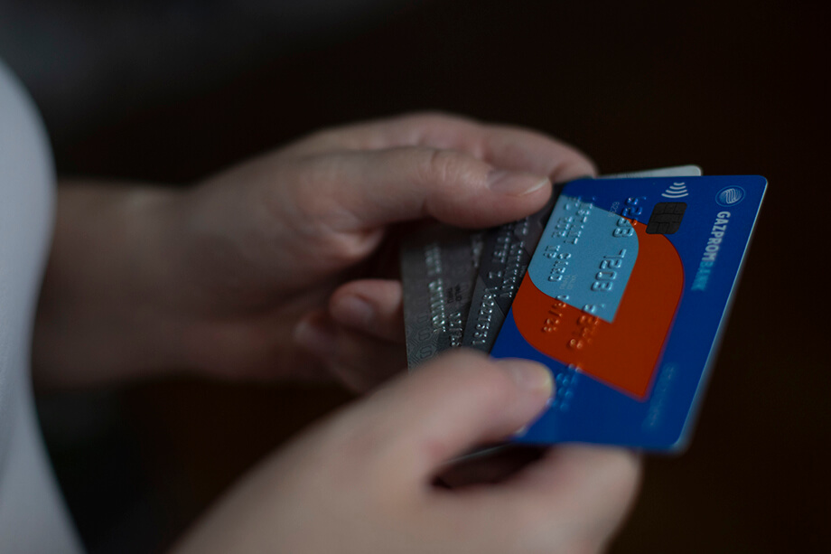 Банки берут комиссию с карт, часть которой идёт государству, а остальное они компенсируют повышением платы за обслуживание.