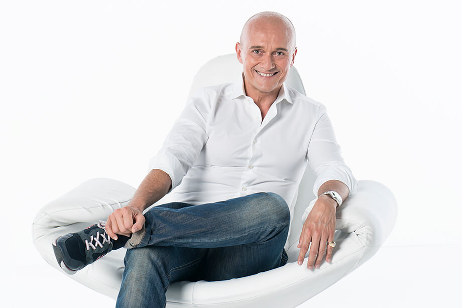 Альфонсо Синьорини обвиняют в домогательствах и злоупотреблении влиянием при кастингах реалити-шоу.