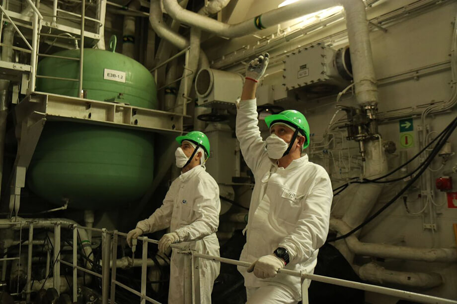 Ремонтные работы на плавучей атомной теплоэлектростанции.