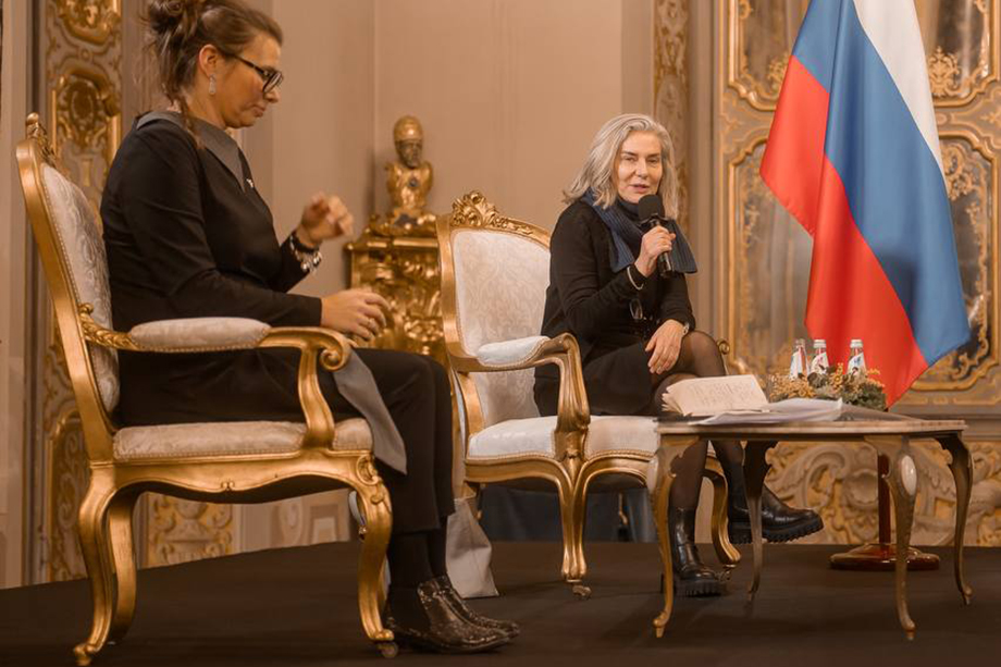 Елена Базиле (на фото справа) считает Россию естественным партнёром Европы и выступает за дипломатический диалог со всеми.