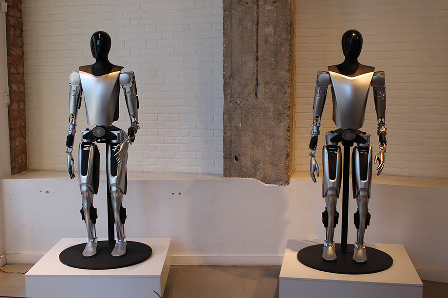 Илон Маск представил робота Tesla Optimus, способного самостоятельно изучать и выполнять различные задачи.