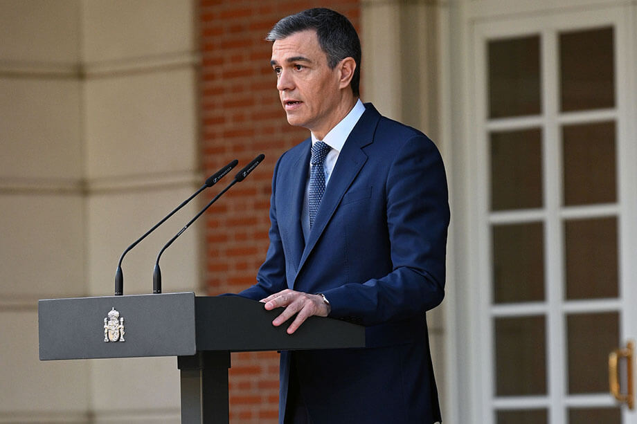 Санчес выразил чёткое и публичное осуждение ударов, проведённых силами США и Израиля по территории Ирана.