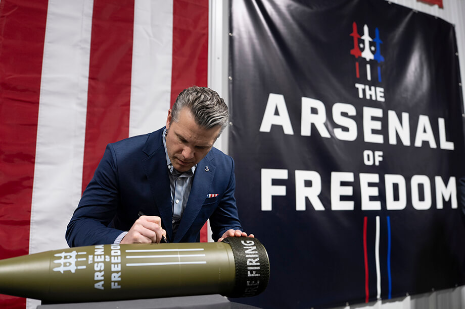 Пит Хегсет активно наращивает не только физические запасы оружия, но и идеологическое, а также финансовое давление в рамках своей стратегии «Мира через силу».