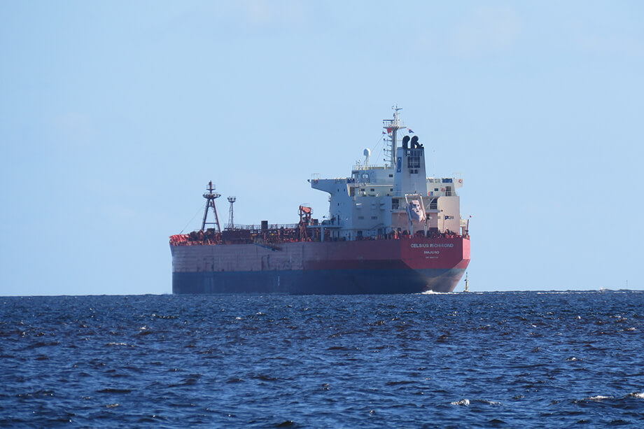 Снижение поставок нефти и газа привело к дефициту топлива в ряде стран.