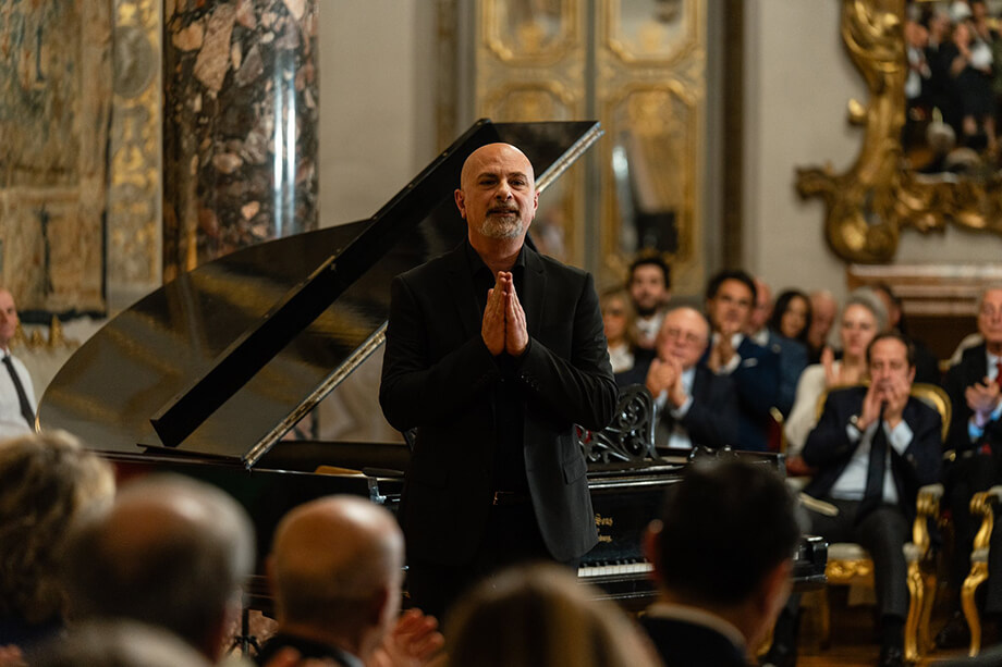 Выдающийся уроженец Абруццо, пианист и композитор Микеле Ди Торо стал почётным участником мероприятия в Посольстве России в Италии.