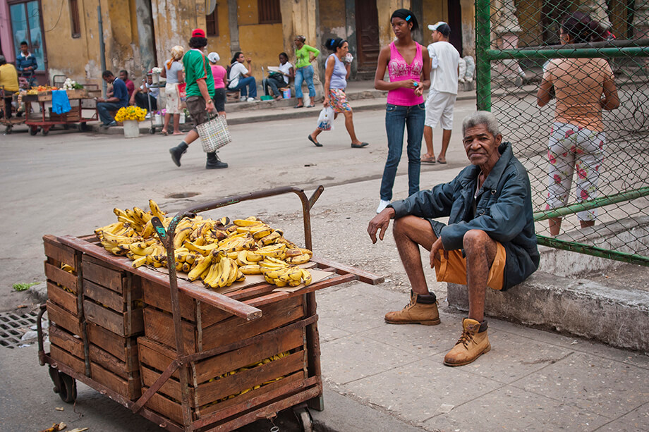 На Кубе назревает гуманитарная катастрофа: в стране дефицит медикаментов, топлива и электричества при мизерных пенсиях.