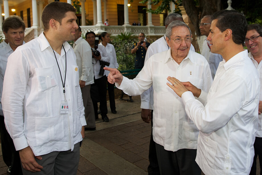 Внук (на фото слева) Рауля Кастро (в центре) якобы тайно предлагал Белому дому инвестиции в обмен на снятие санкций.