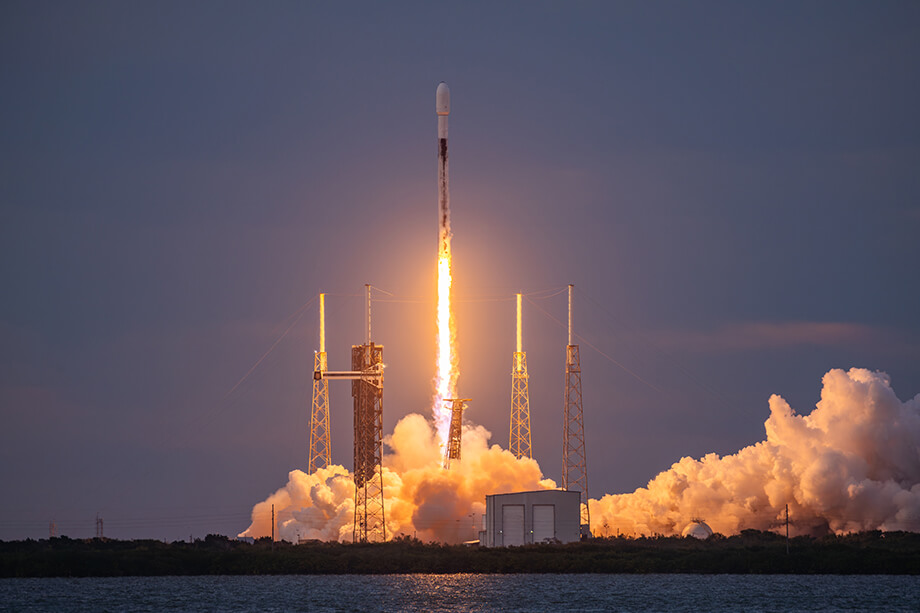 Запуск ракеты Falcon с 23 спутниками Starlink на борту.