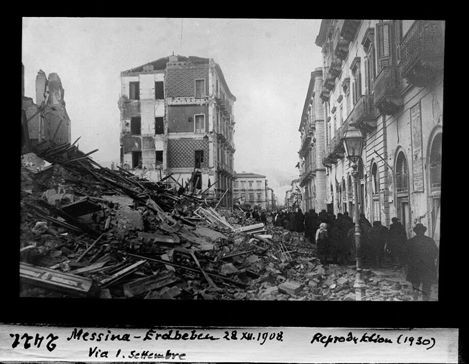 Разрушенные здания на улице Виа-И. Сеттембре после землетрясения 1908 года в Мессине, Сицилия, Италия.
