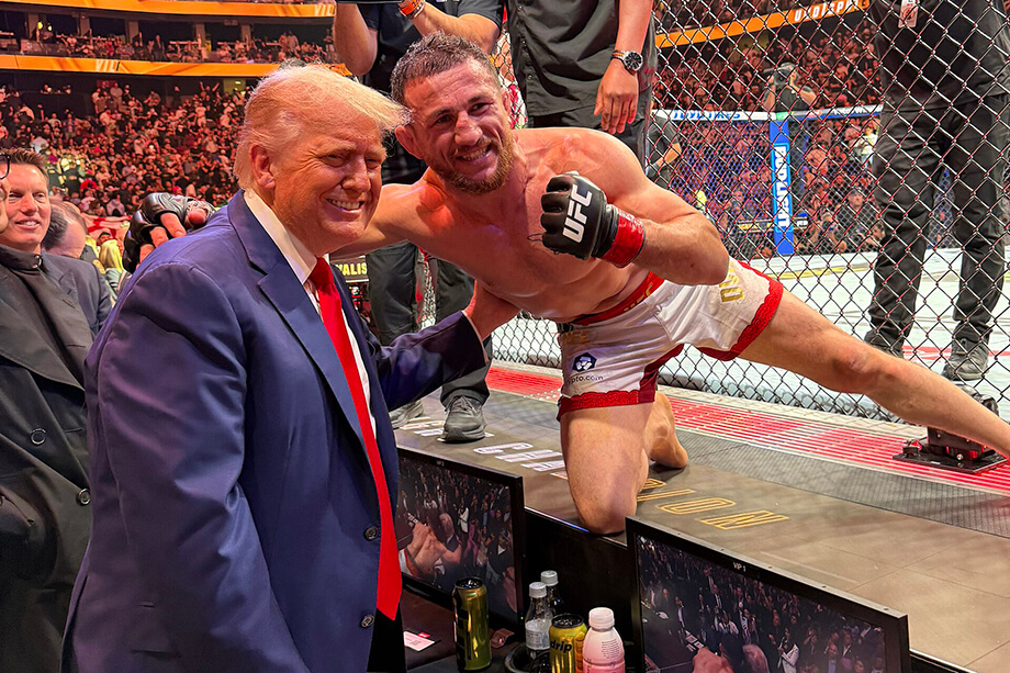 Двалишвили на турнире UFC 316 с президентом США Дональдом Трампом.