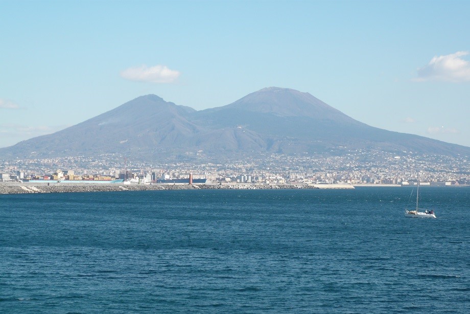 Вид на Везувий из района Назарио Сауро (Неаполь).